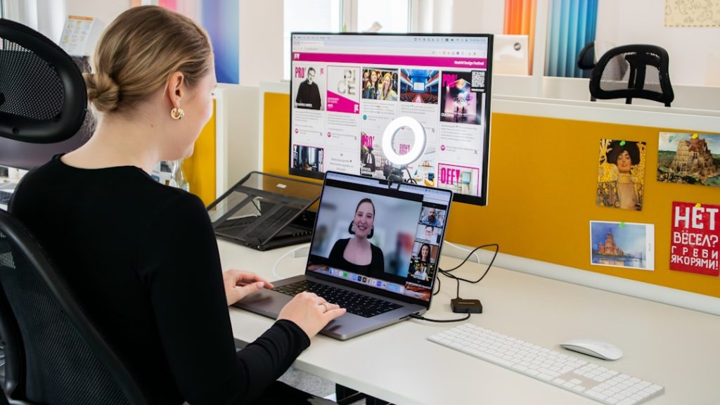 remote werken kaapstad — a woman sitting at a desk using a laptop computer
