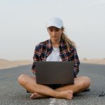 Zo verdien je geld als digitale nomade: inkomensbronnen, belasting en wat je écht kunt verwachten